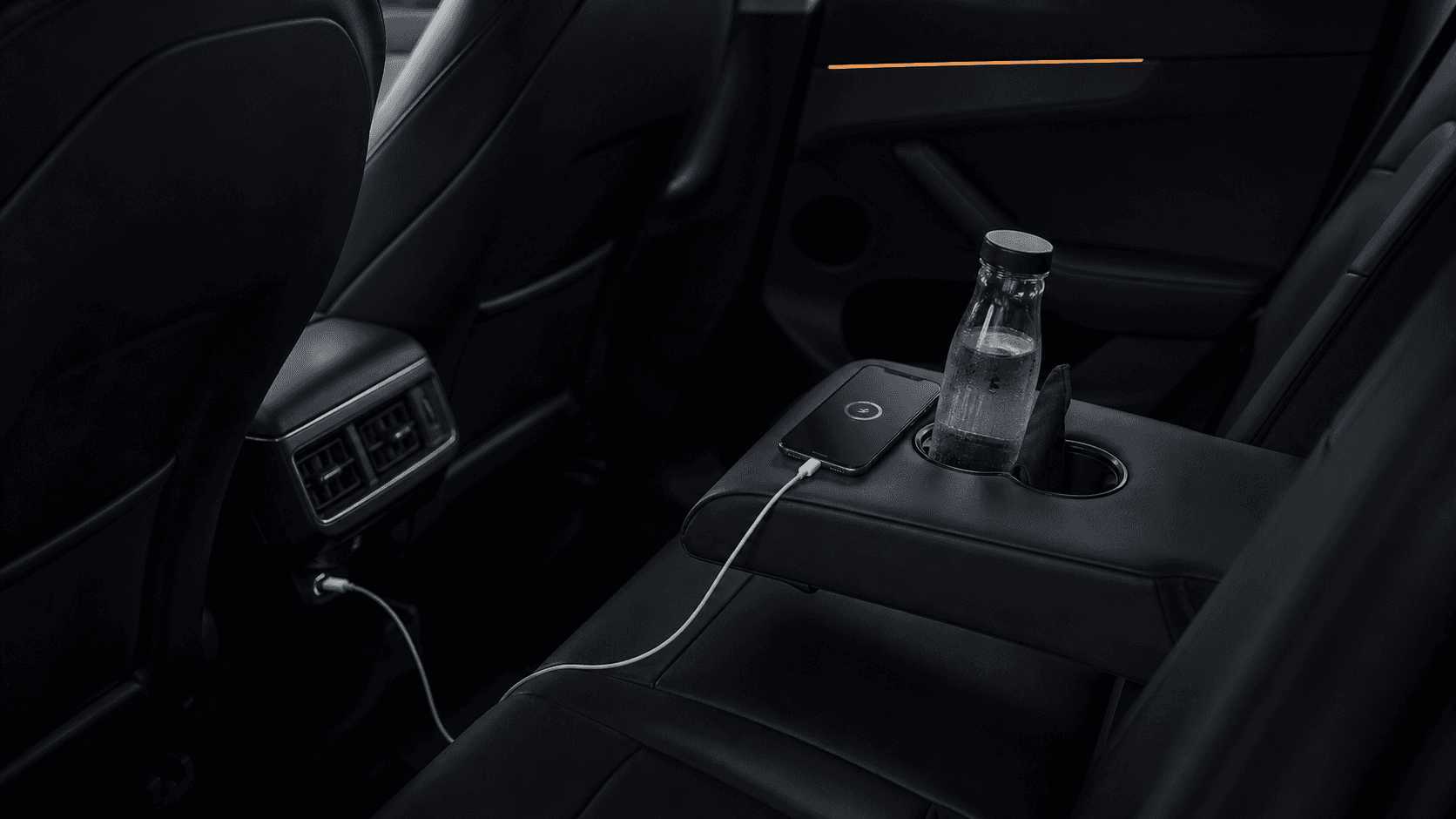 USB-C-oplaadkabel klaar in de middenconsole